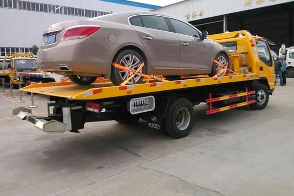 高速等待拖车救援应该打电话给谁?