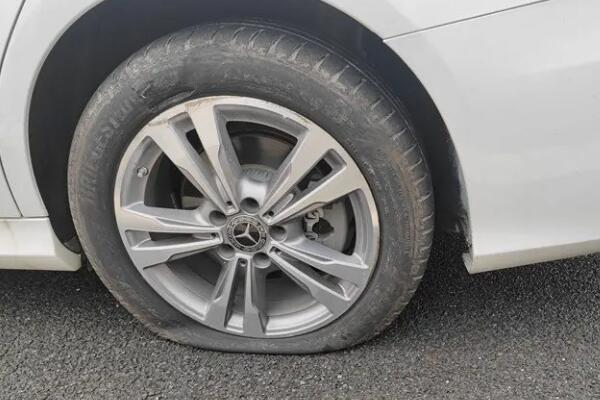 高速上发生爆胎可以自行更换备胎吗?如何处理?