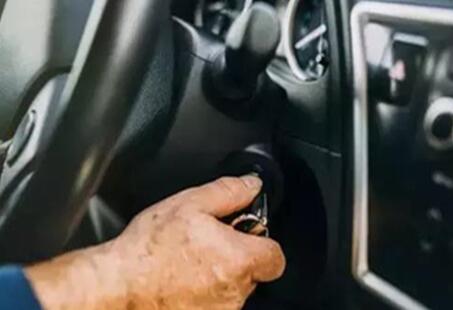 车门打不开,钥匙也显示没电了,是怎么回事?