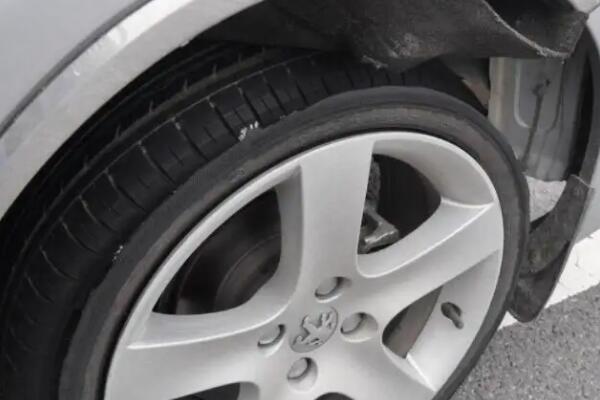 高速爆胎怎么处理?如何更换轮胎?