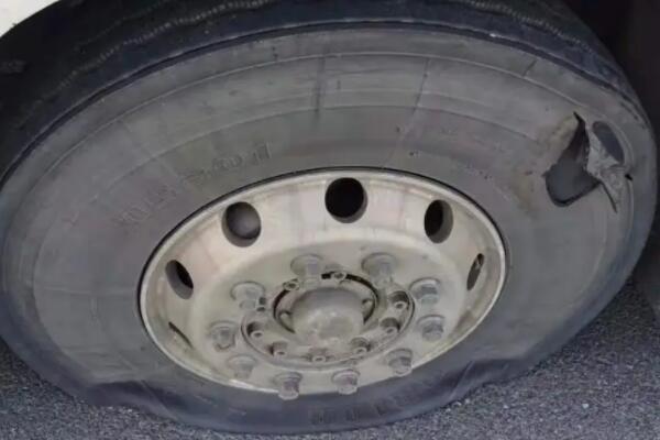 高速爆胎应该怎么处理?