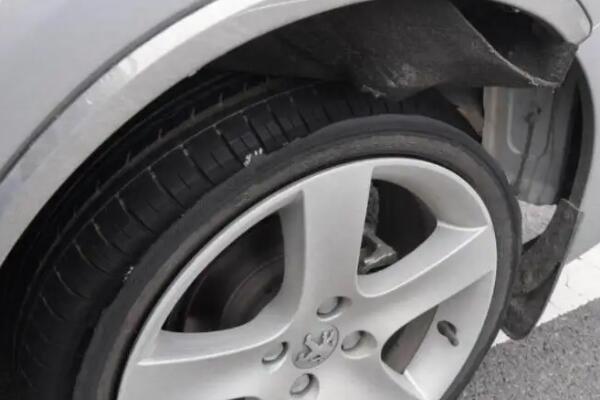 高速发生爆胎时如何自救呢?这些方法要注意