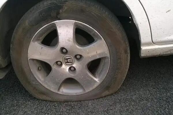 爆胎正确处理方法是什么?遇到爆胎怎么做?